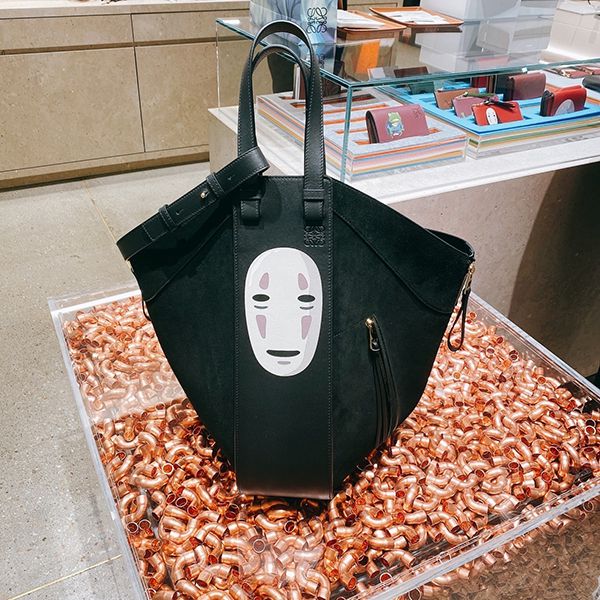 完売必至!ロエベ×千と千尋の神隠し 偽物 カオナシ ハンモック トートバッグ (クラシックカーフ&スエード)A538H02X14